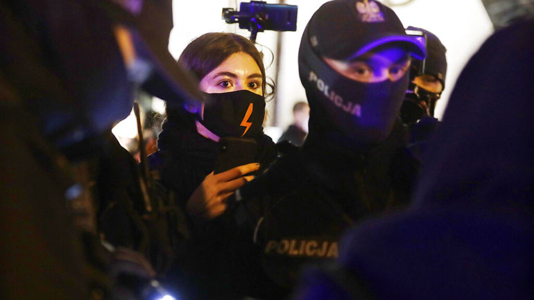 Νέα διαδήλωση στην Πολωνία κατά της απόφασης του Συνταγματικού Δικαστηρίου για τις αμβλώσεις